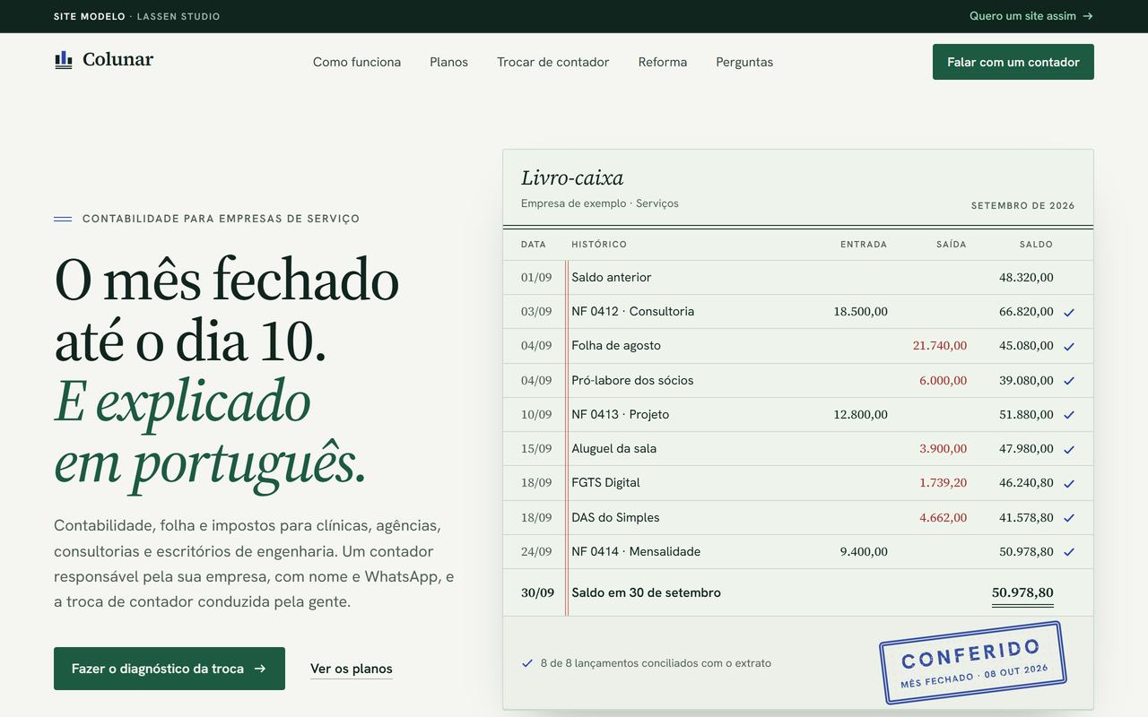 Home da Colunar, contabilidade fictícia: título em serifa “O mês fechado até o dia 10. E explicado em português.” e, ao lado, um livro-caixa de setembro com os lançamentos conciliados e o carimbo azul “Conferido”.